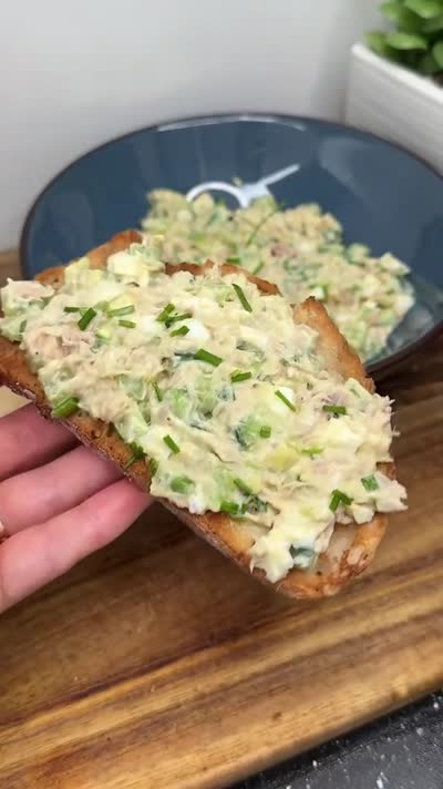 Salată cu ton și ouă,sănătoasă și gustoasă