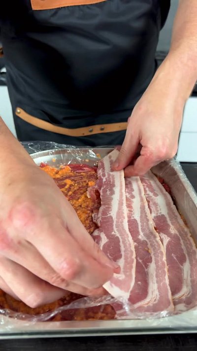 56K views · 767 reactions | 🔥 Сочный шашлык из говядины с беконом ✅Сковороды и ножи я использую только премиум качества от @povals_kitchen 🍖 Ингредиенты: 🥩 Говядина — 1–1,2 кг 🥓 Бекон (вареный копченый) — 300–400 г 🧂 Маринад: 🍅 Помидоры — 2 шт 🧅 Лук — 1 шт 🌶️ Острый перец — 1 шт 🧂 Соль — 1 ч.л 🌿 Кориандр молотый — 1 ч.л ⚫️ Черный перец — 1/2 ч.л 🫒 Растительное масло — 1 ст.л 👨‍🍳 Приготовление: 1. Подготовка мяса 🥩 Мясо нарезаем тонкими пластами и слегка отбиваем, чтобы они были примерно одинаковой толщины по всей плоскости 2. Приготовление маринада 🌀 Для маринада все засыпаем в блендер и измельчаем в кашу 3. Формирование шашлыка 🧂 На пищевую пленку раскладываем слой говядины и смазываем маринадом ➕ Сверху выкладываем слой варено-копченного бекона, затем опять говядину и так 3 слоя 4. Замораживание ❄️ Чтобы проще было нарезать, помещаем примерно на час в морозилку 5. Нарезка и жарка 🔪 Нарезаем одинаковыми кусочками и нанизываем на шампура 🔥 На углях готовим до румяной корочки (8-12 минут) Друзья, это очень вкусно! Приятного аппетита! 😋🍢 | Валерий Пономарь